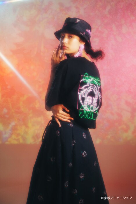 「バックプリントTシャツ」着用イメージ。