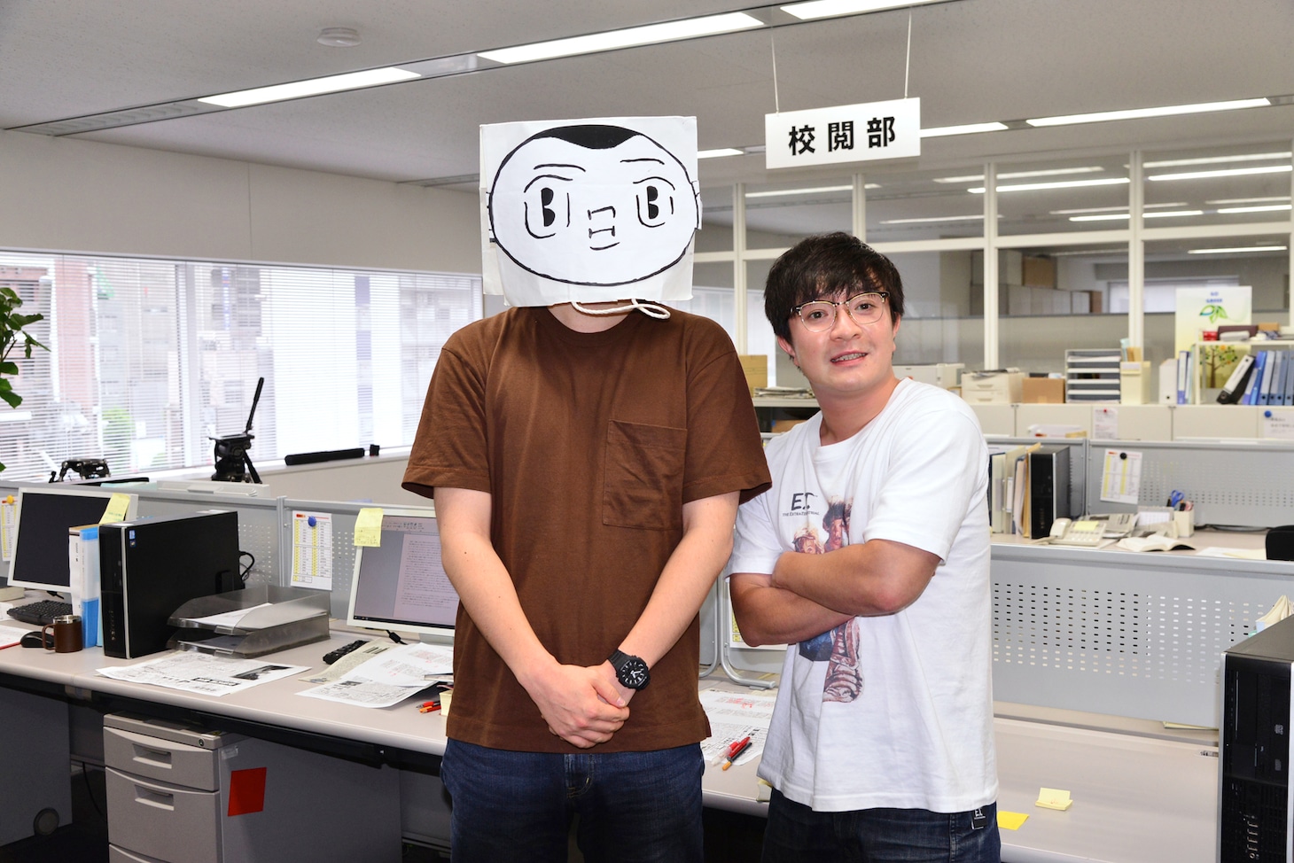 左からサレンダー橋本、濱田岳。