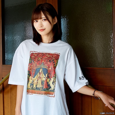 「STRICT-G『機動戦士ガンダムUC』 OVA10 周年記念 ビッグTシャツ」タペストリー柄の着用イメージ。