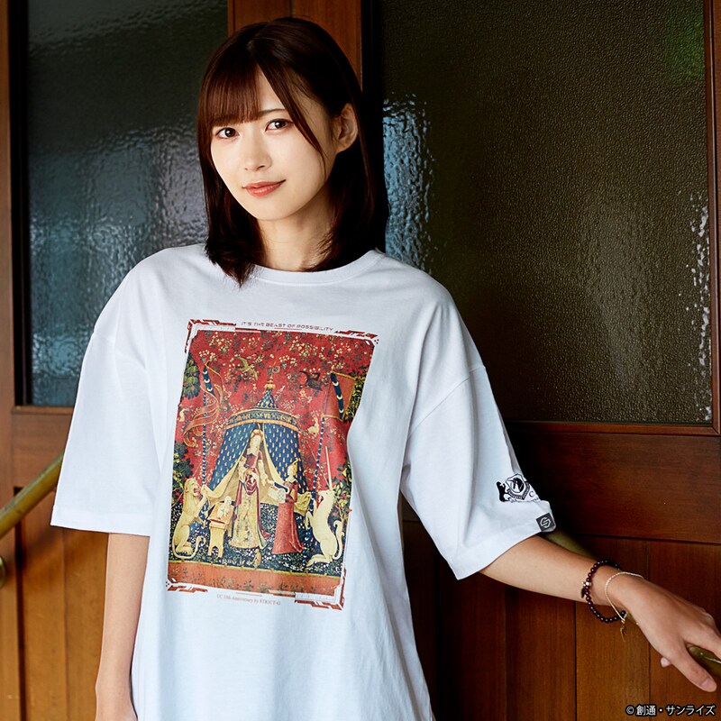 「STRICT-G『機動戦士ガンダムUC』 OVA10 周年記念 ビッグTシャツ」タペストリー柄の着用イメージ。