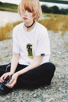 「ヒミズ」とLISTLESSのコラボアイテム着用図。