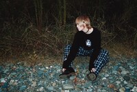 「ヒミズ」とLISTLESSのコラボアイテム着用図。