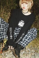 「ヒミズ」とLISTLESSのコラボアイテム着用図。