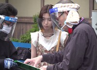 クランクイン時の様子。左から白石聖、中田秀夫監督。