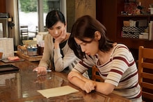 左から黒木瞳演じる小野田歌子、白石聖演じる小野田詩弦。