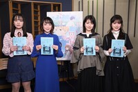 アフレコ時の様子。左から鈴木毬花、潘めぐみ、浜辺美波、福本莉子。