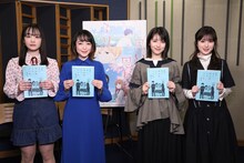 アフレコ時の様子。左から鈴木毬花、潘めぐみ、浜辺美波、福本莉子。