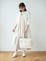 「おジャ魔女どれみ フーディーロングガウン」ハナモデルの着用イメージ。