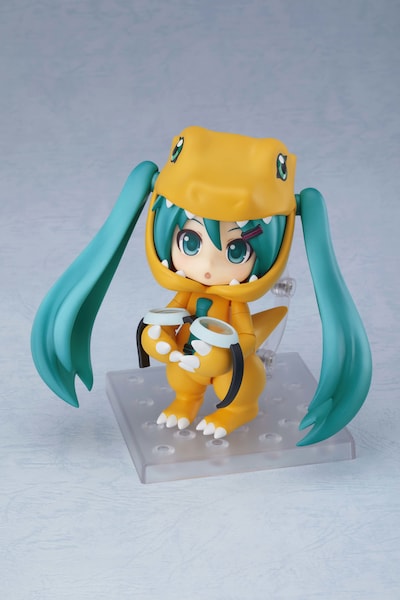 「キョトン顔」を付けた「ねんどろいど 初音ミク きぐるみアグモンVer.」とオプションパーツ「ゴーグル」。