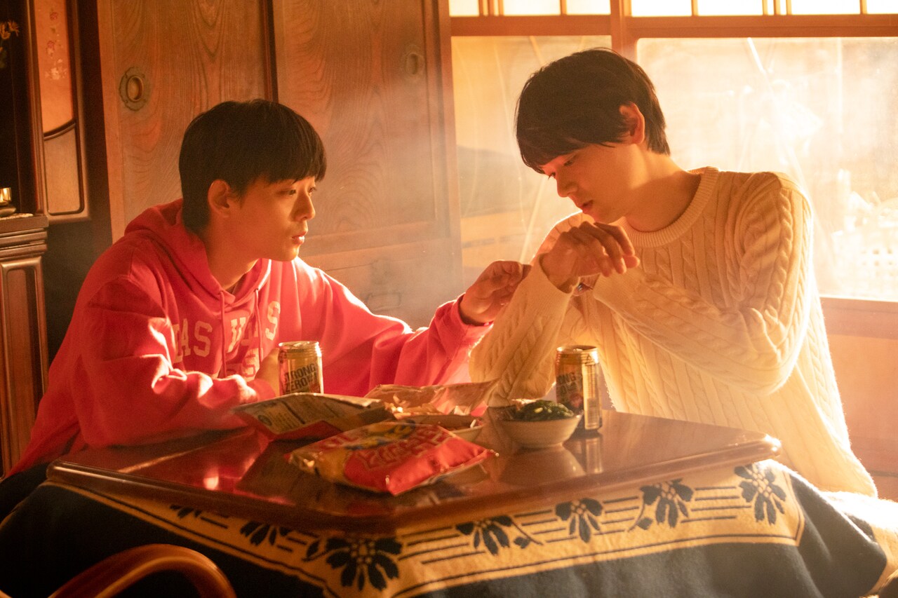 映画「リスタートはただいまのあとで」より、古川雄輝演じる狐塚光臣、竜星涼演じる熊井大和のツーショット写真。