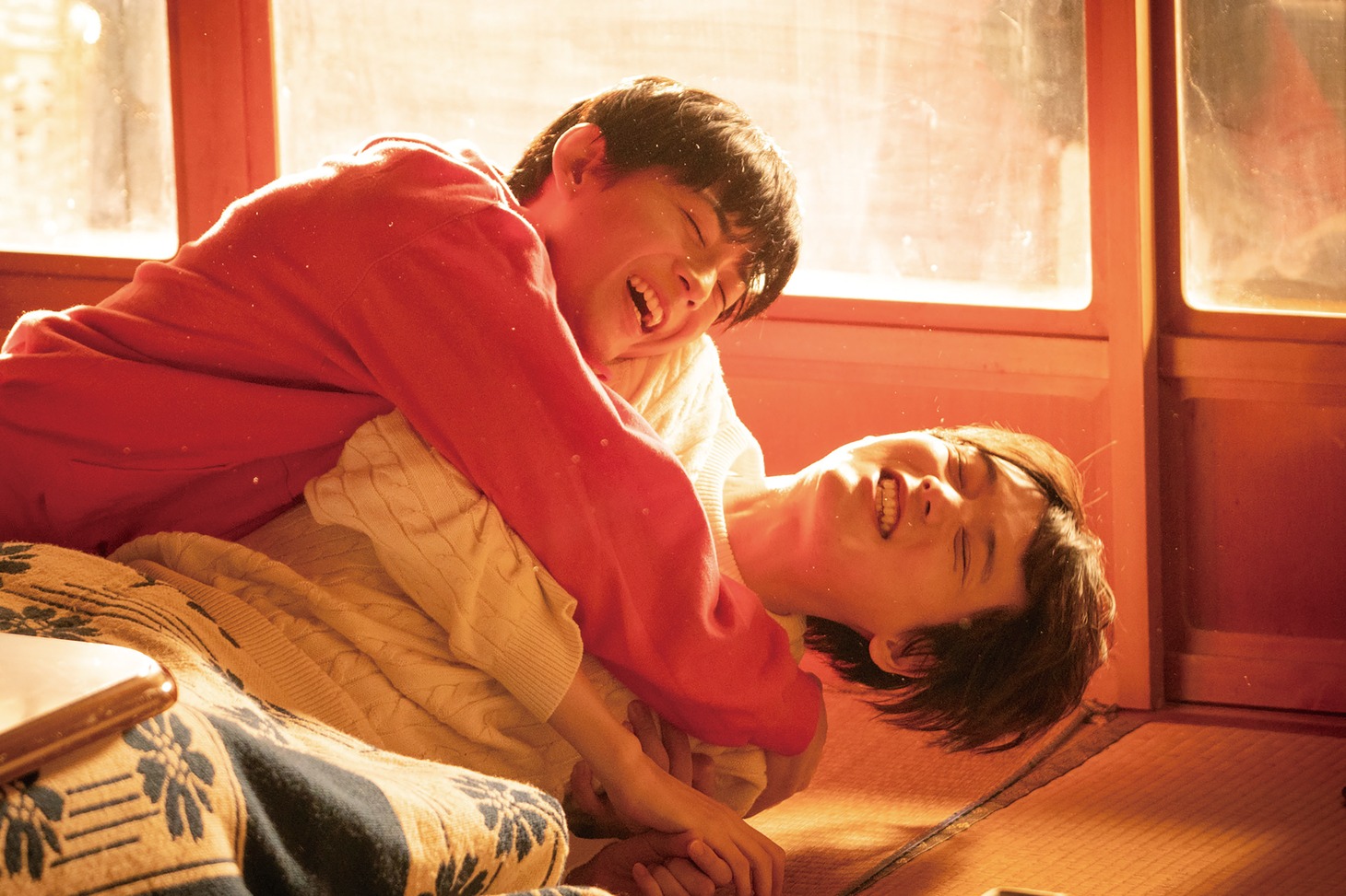 映画「リスタートはただいまのあとで」より、古川雄輝演じる狐塚光臣、竜星涼演じる熊井大和のツーショット写真。