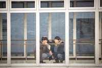 映画「リスタートはただいまのあとで」より、古川雄輝演じる狐塚光臣、竜星涼演じる熊井大和のツーショット写真。