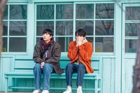 映画「リスタートはただいまのあとで」より、古川雄輝演じる狐塚光臣、竜星涼演じる熊井大和のツーショット写真。
