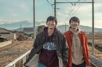 映画「リスタートはただいまのあとで」より、古川雄輝演じる狐塚光臣、竜星涼演じる熊井大和のツーショット写真。