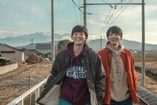 映画「リスタートはただいまのあとで」より、古川雄輝演じる狐塚光臣、竜星涼演じる熊井大和のツーショット写真。