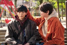 映画「リスタートはただいまのあとで」より、古川雄輝演じる狐塚光臣、竜星涼演じる熊井大和のツーショット写真。
