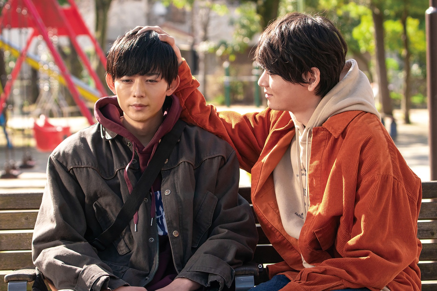映画「リスタートはただいまのあとで」より、古川雄輝演じる狐塚光臣、竜星涼演じる熊井大和のツーショット写真。