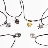 「コードギアス 反逆のルルーシュ」をイメージしたペンダント。