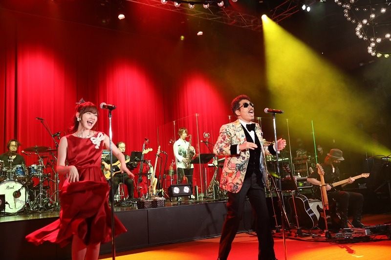 左から鈴木愛理、鈴木雅之。