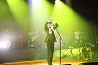 キンカンを手に「キンカンのうた2020」を歌うオーイシマサヨシ。