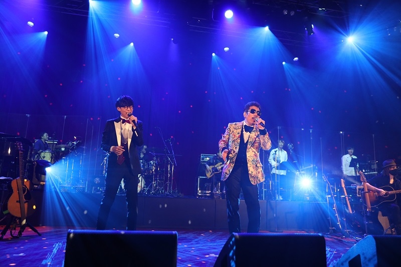 左からオーイシマサヨシ、鈴木雅之。