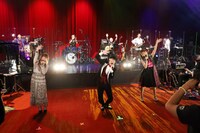 アフタートークで「なんてカラフルな世界！ 」を披露する鈴木愛奈、オーイシマサヨシ、三森すずこ。