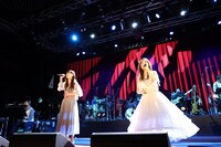 左からTRUE、森口博子。