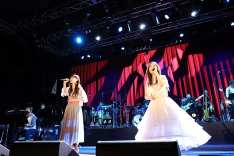 左からTRUE、森口博子。