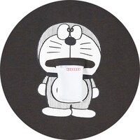 「Tシャツ（代用シール柄）」はドラえもんの口の部分がポケットになっており、ポケットを引っ張るとハガキが出現する。