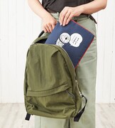 キャリーオントラベルバッグは外側に付いているポケットに本体を折りたたんで収納することができる。