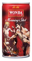 「進撃の巨人」と缶コーヒー「ワンダ モーニングショット」の限定缶。