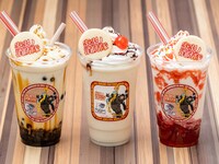 左から「ジョーカーのブラックタピオカミルク」「ショウのバナナミルクスムージー」「ワンワンニャインのストロベリータピオカミルク」。