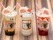 左から「ジョーカーのブラックタピオカミルク」「ショウのバナナミルクスムージー」「ワンワンニャインのストロベリータピオカミルク」。