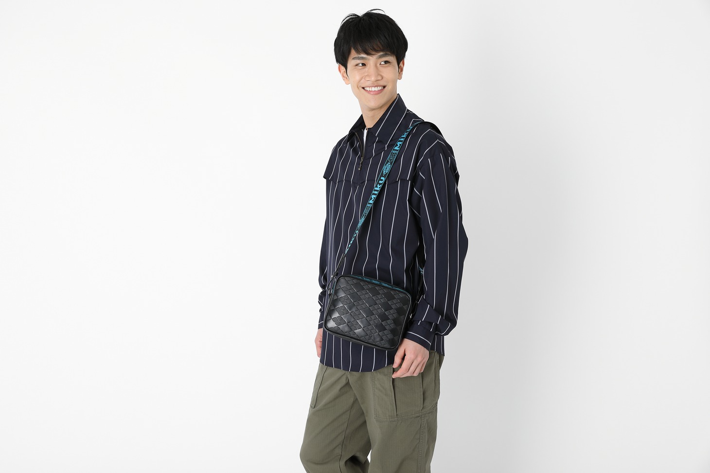 中野三玖モデルのバッグの使用イメージ。