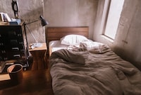 恭一の部屋のベッド。