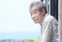 嶋田浩之役の柄本明。