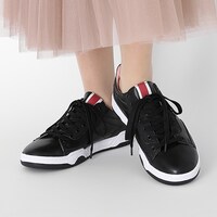 友枝中学校モデルのシューズの着用イメージ。