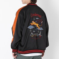 ケルベロスモデルのアウターの着用イメージ。