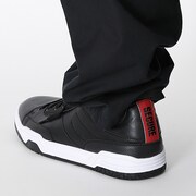 友枝中学校モデルのシューズの着用イメージ。