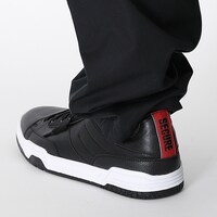 友枝中学校モデルのシューズの着用イメージ。