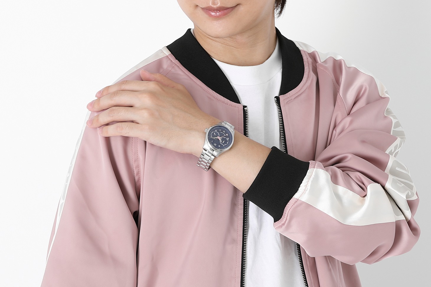 木之本桜モデルの腕時計の使用イメージ。