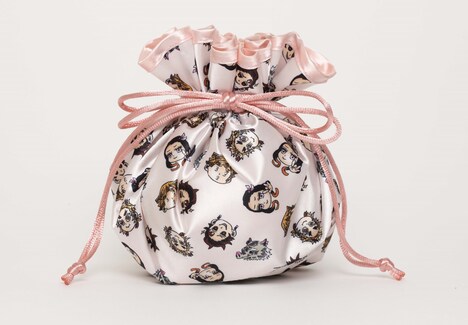 MAQUIA12月号付録の巾着ポーチ。(c)吾峠呼世晴/集英社