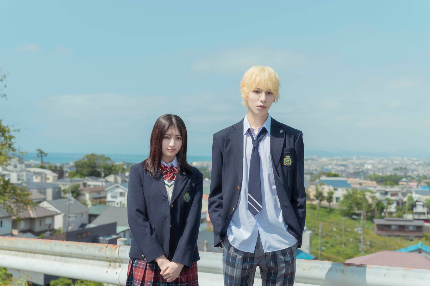 映画「ハニーレモンソーダ」ビジュアル。左から石森羽花役の吉川愛、三浦界役のラウール。(c) 2021「ハニーレモンソーダ」製作委員会　(c)村田真優／集英社