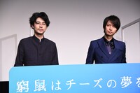 映画「窮鼠はチーズの夢を見る」舞台挨拶より、左から成田凌、大倉忠義。