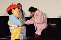 しんのすけにパンツを見せてもらう山田裕貴。