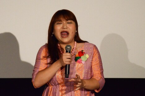 「オラはにんきもの」を歌うりんごちゃん。