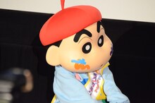 山田裕貴のラクガキについての説明を、座ってつまらなそうに聞くしんのすけ。