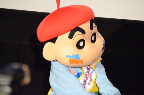 山田裕貴のラクガキについての説明を、座ってつまらなそうに聞くしんのすけ。