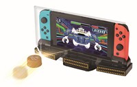 「BOT-04 ボトルマン デジタル対戦セット」とNintendo Switchを連動させた様子。