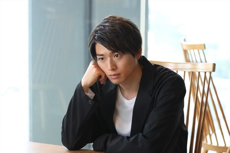 白洲迅扮する成田洋介。